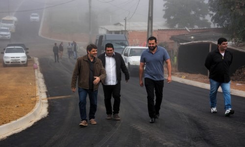 Prefeito e vereadores de Porto Real visitam obra de asfaltamento no Jardim das Acácias
